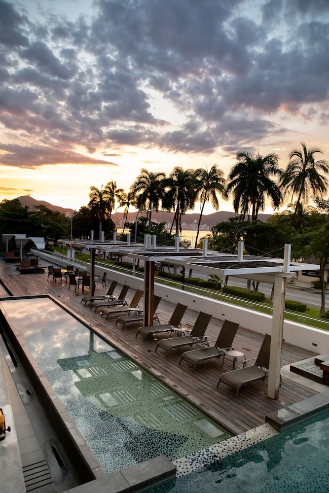 Ramada by Wyndham Acapulco Hotel and Suites 51/61