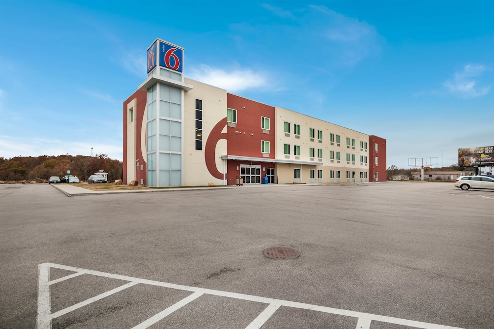 Motel6 Poplar Bluff, MO 50/60