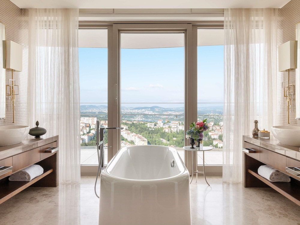 1 BEDROOM, SUITE, KING BED, CITY VIEW