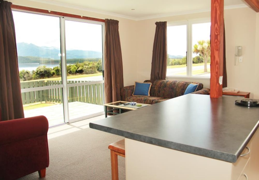 MANAPOURI LAKEVIEW MOTOR INN 35/69
