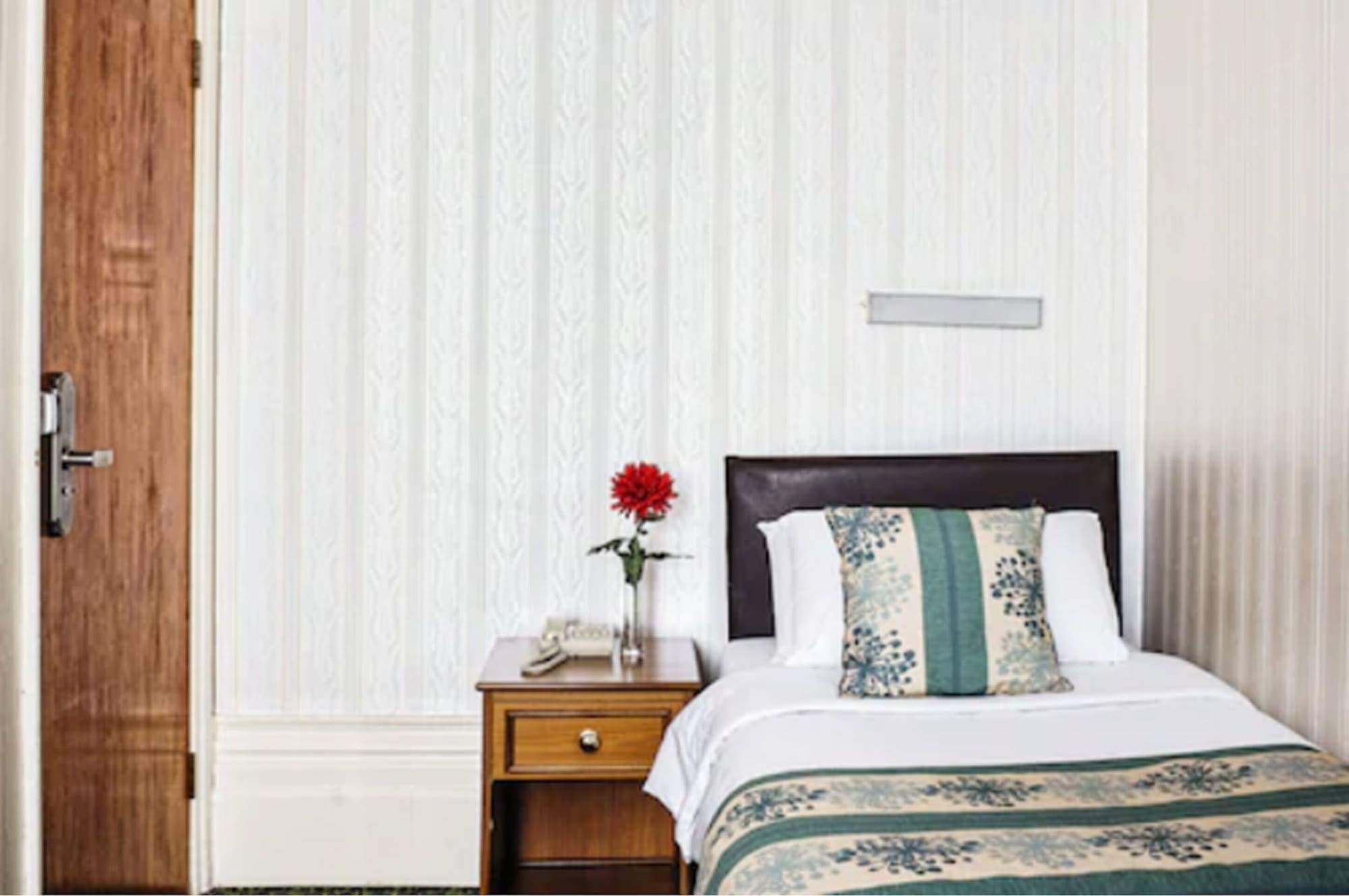 ROOM, SINGLE, SINGLE BED