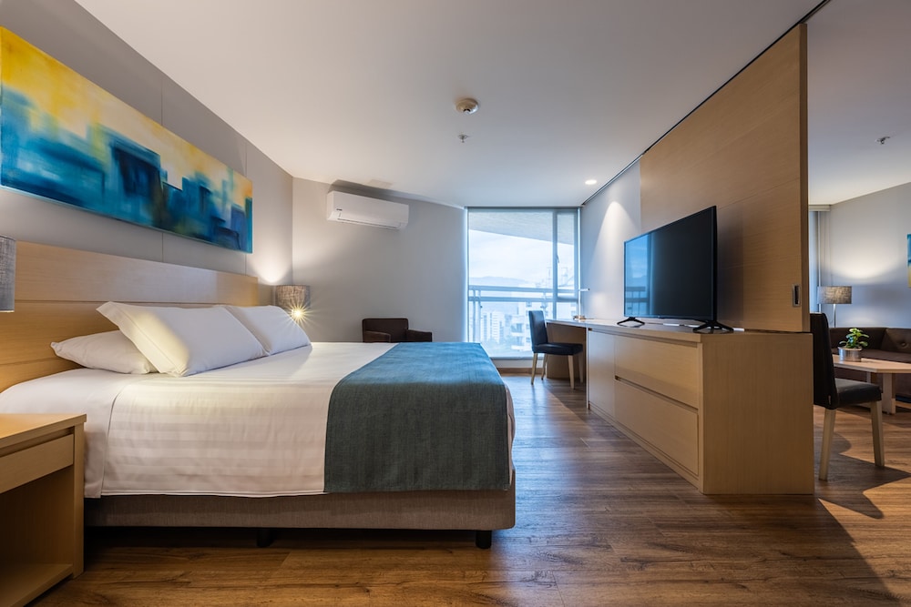 SUITE, QUEEN BED