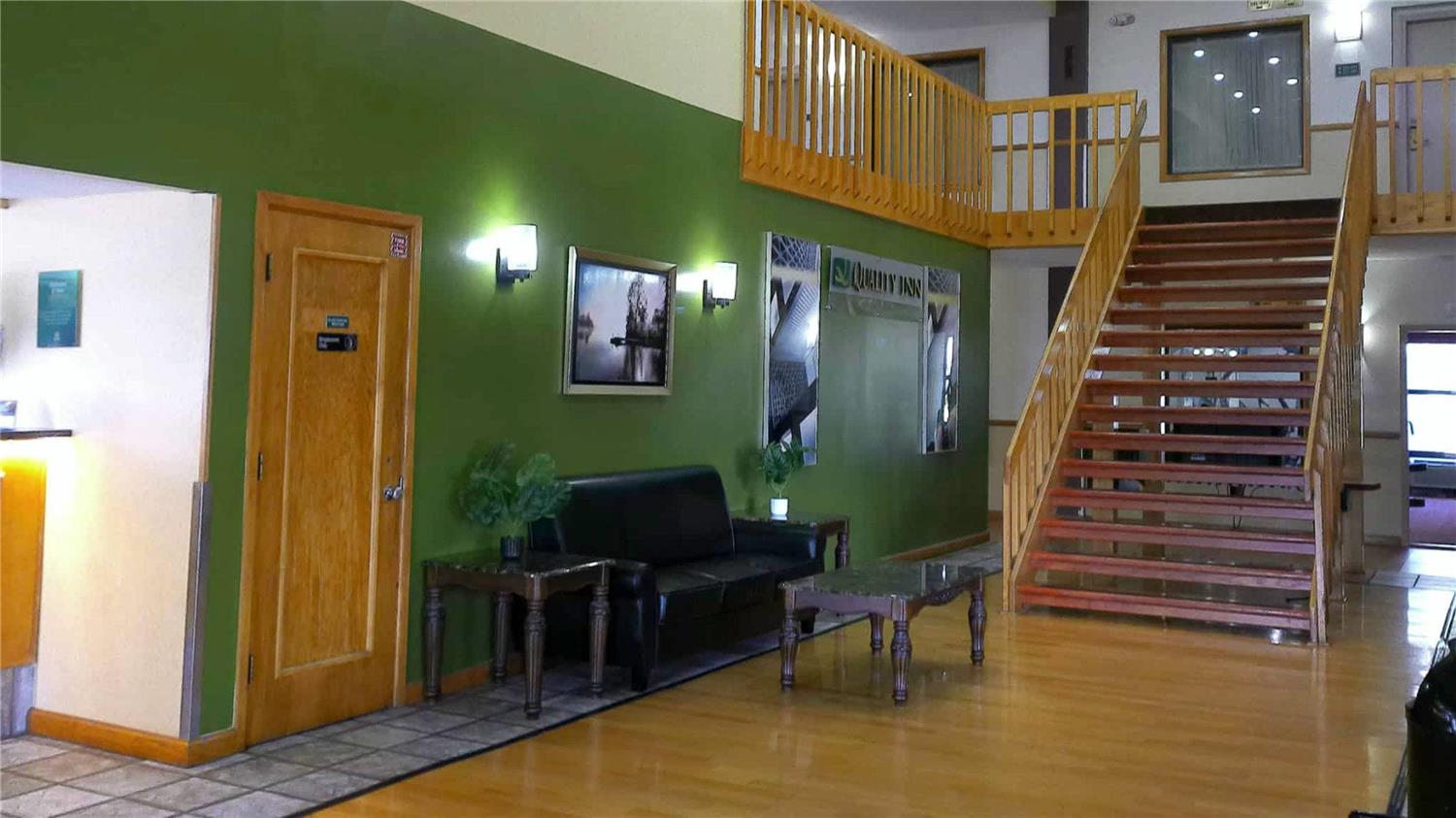Lafayette Inn & Suites 32/48