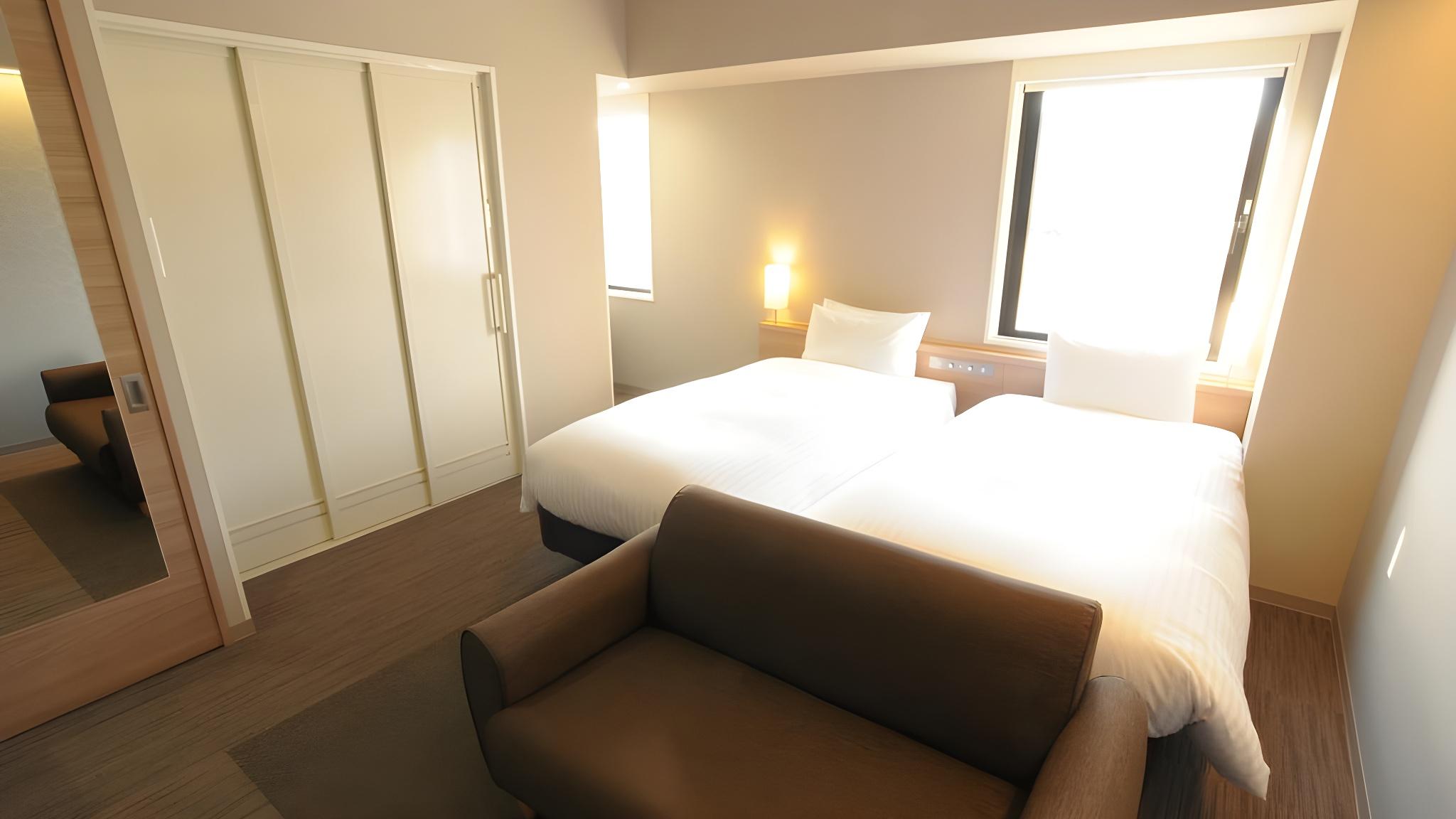 Universal, Twin Beds