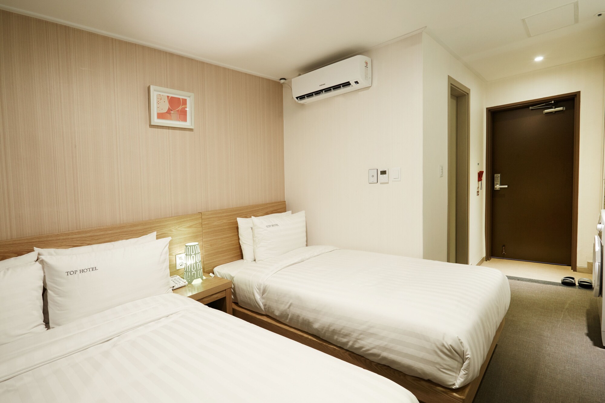 FAMILY, TWIN BEDS