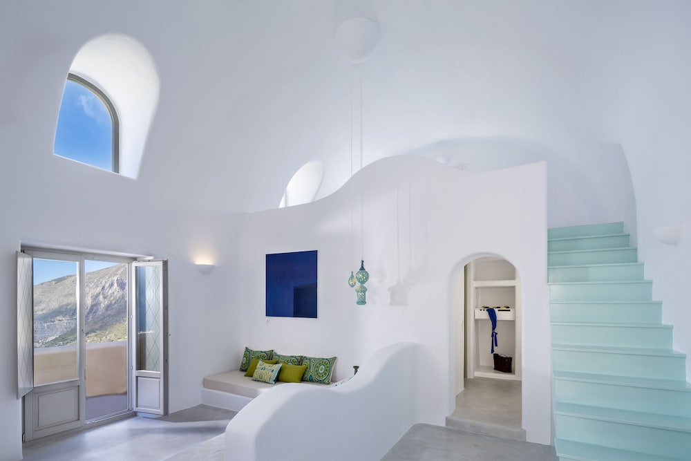 Skyfall Suites 25/79