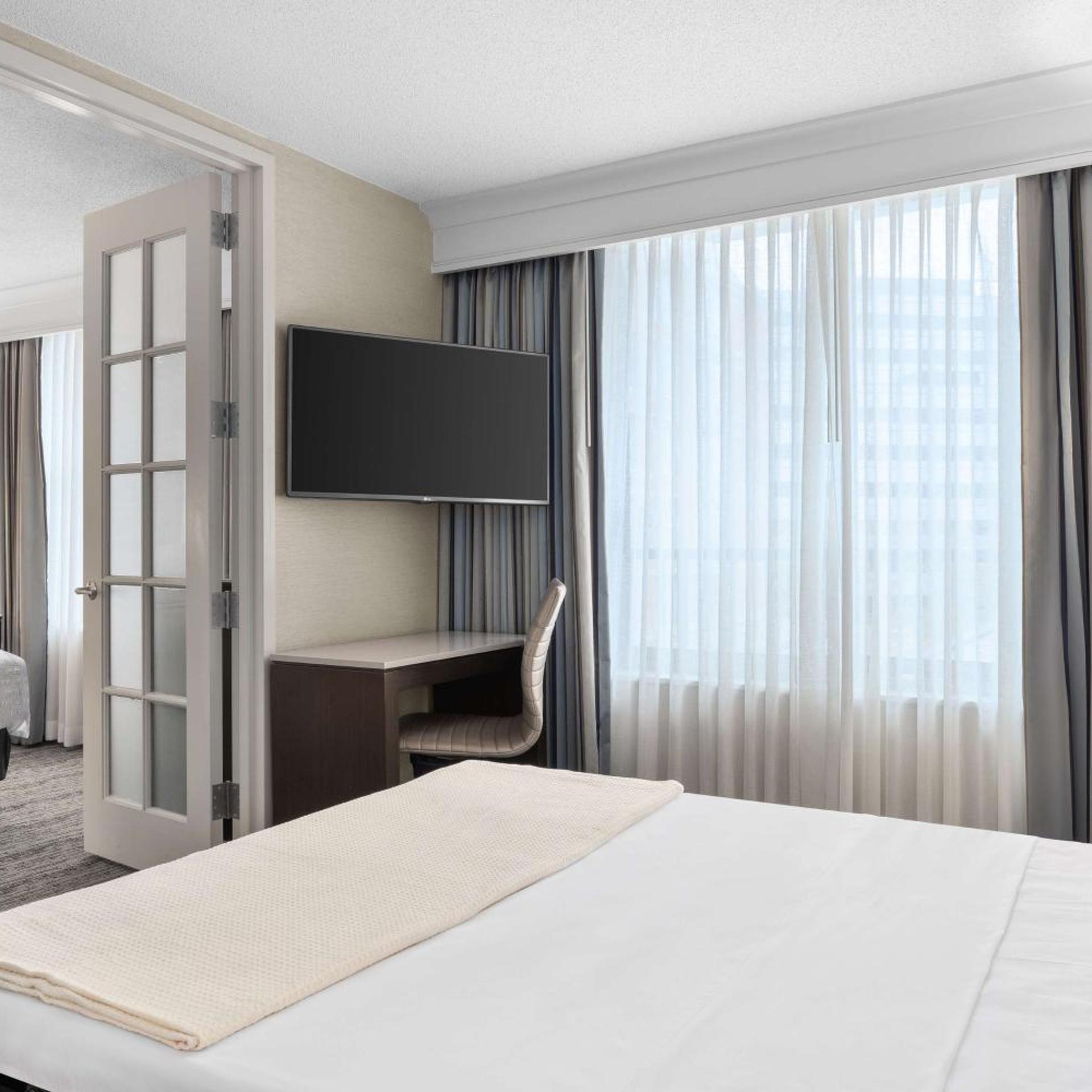 1 BEDROOM, SUITE, KING BED