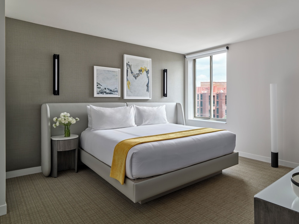 غرفة ديلوكس بسرير كينج بشرفة لذوي الإعاقة، One Washington Circle DC, Tapestry Collection by Hilton 2/5