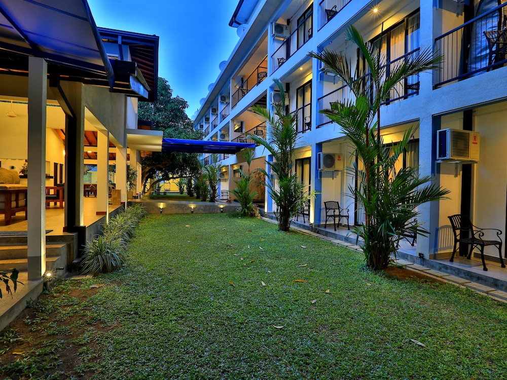 The Blue Wave Hotel 41/50