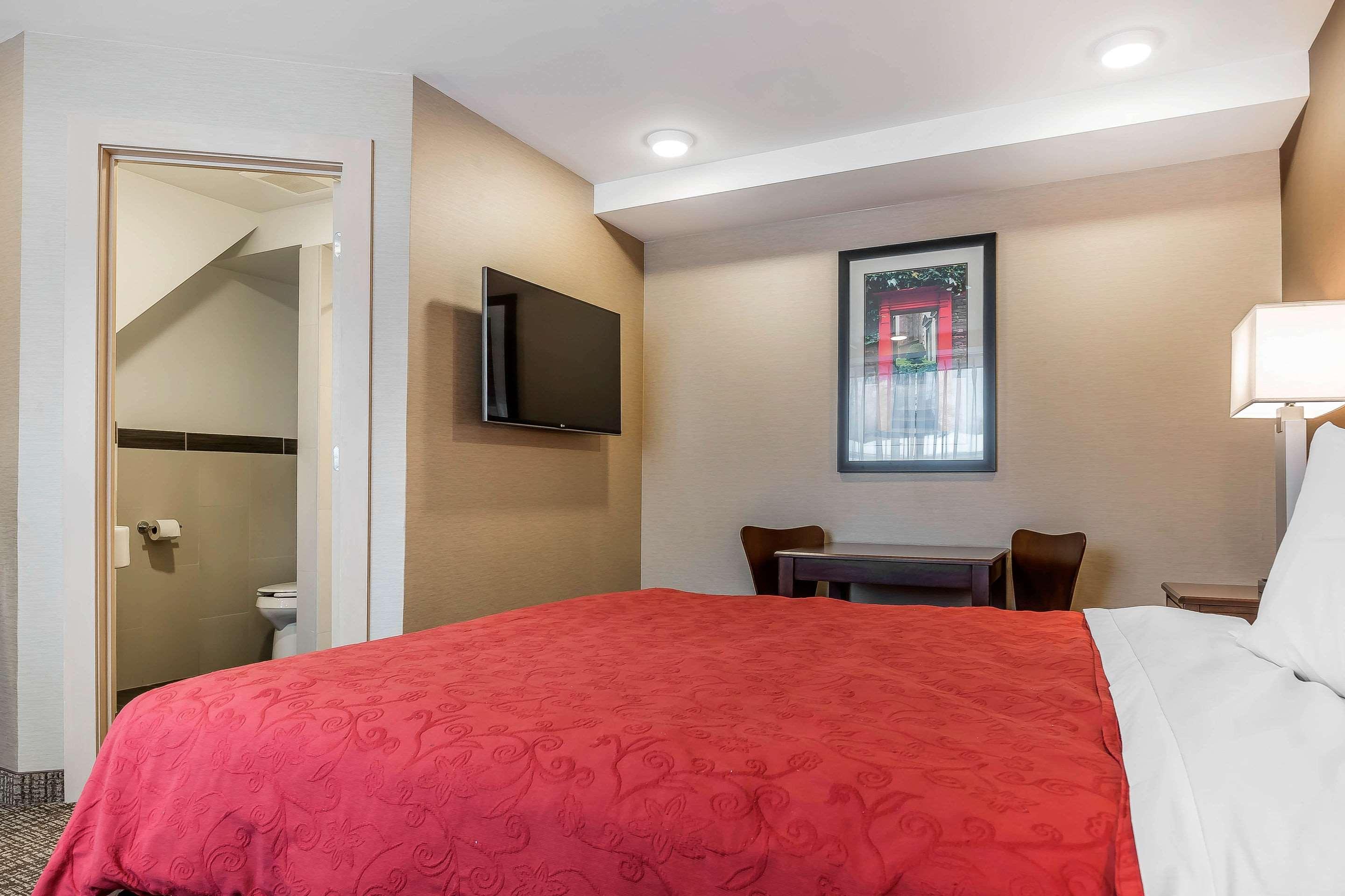 ROOM, QUEEN BED