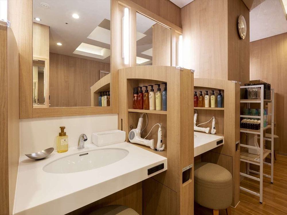 CAPSULE, MALE DORM, UPPER BUNK