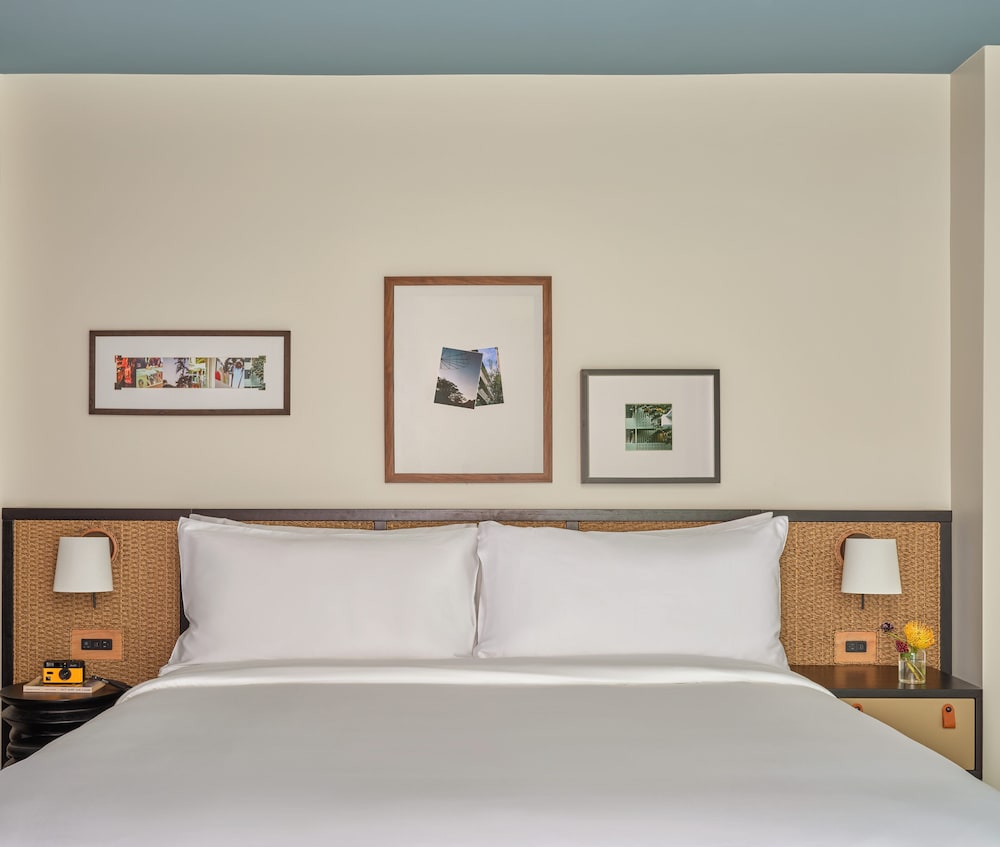 DELUXE, KING BED, BALCONY