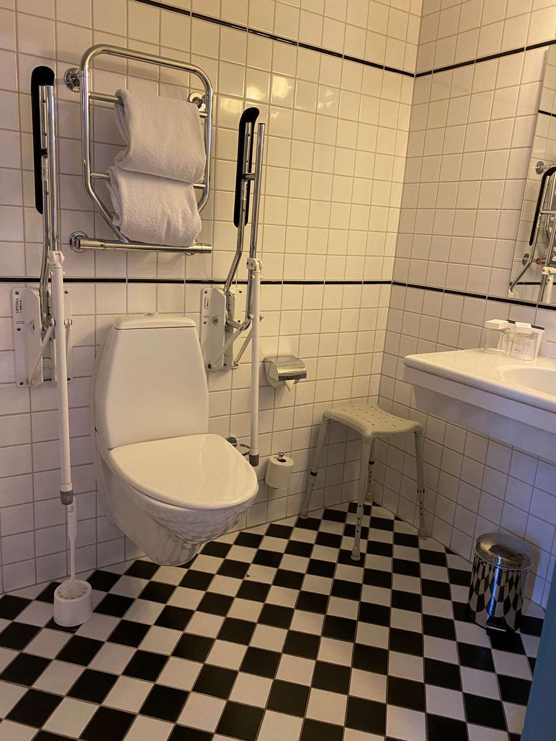 Super, Queen Bed, Accessible