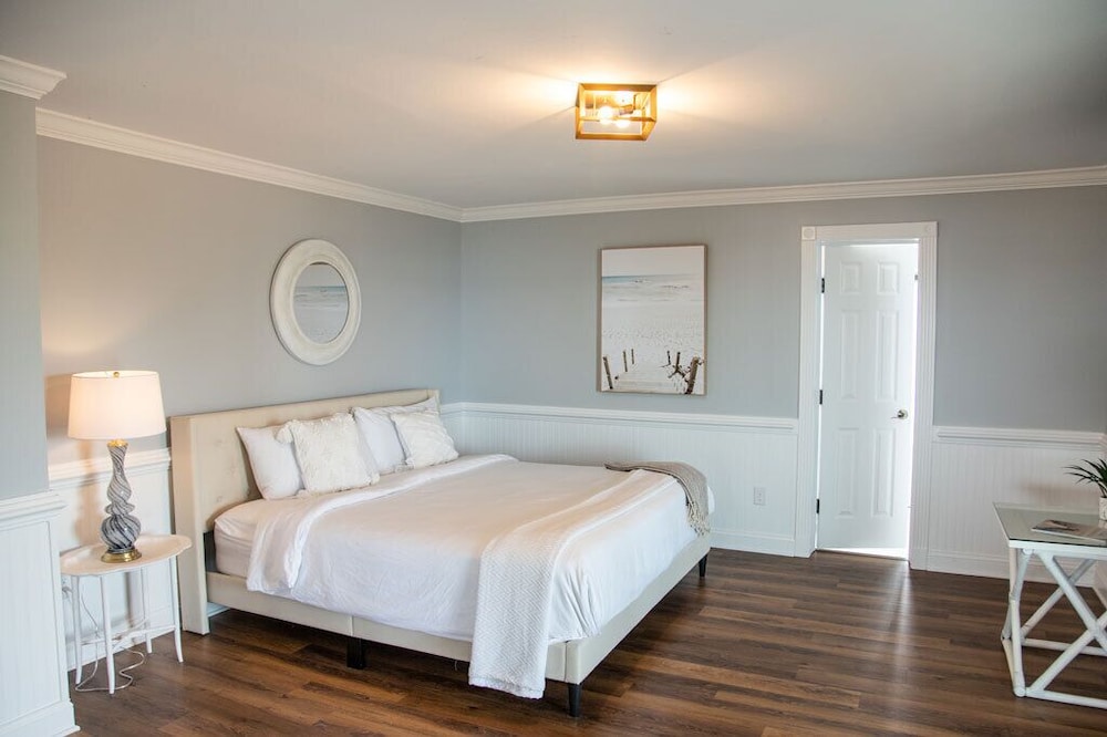 The Burrus House Inn Waterfront Suites 15/50