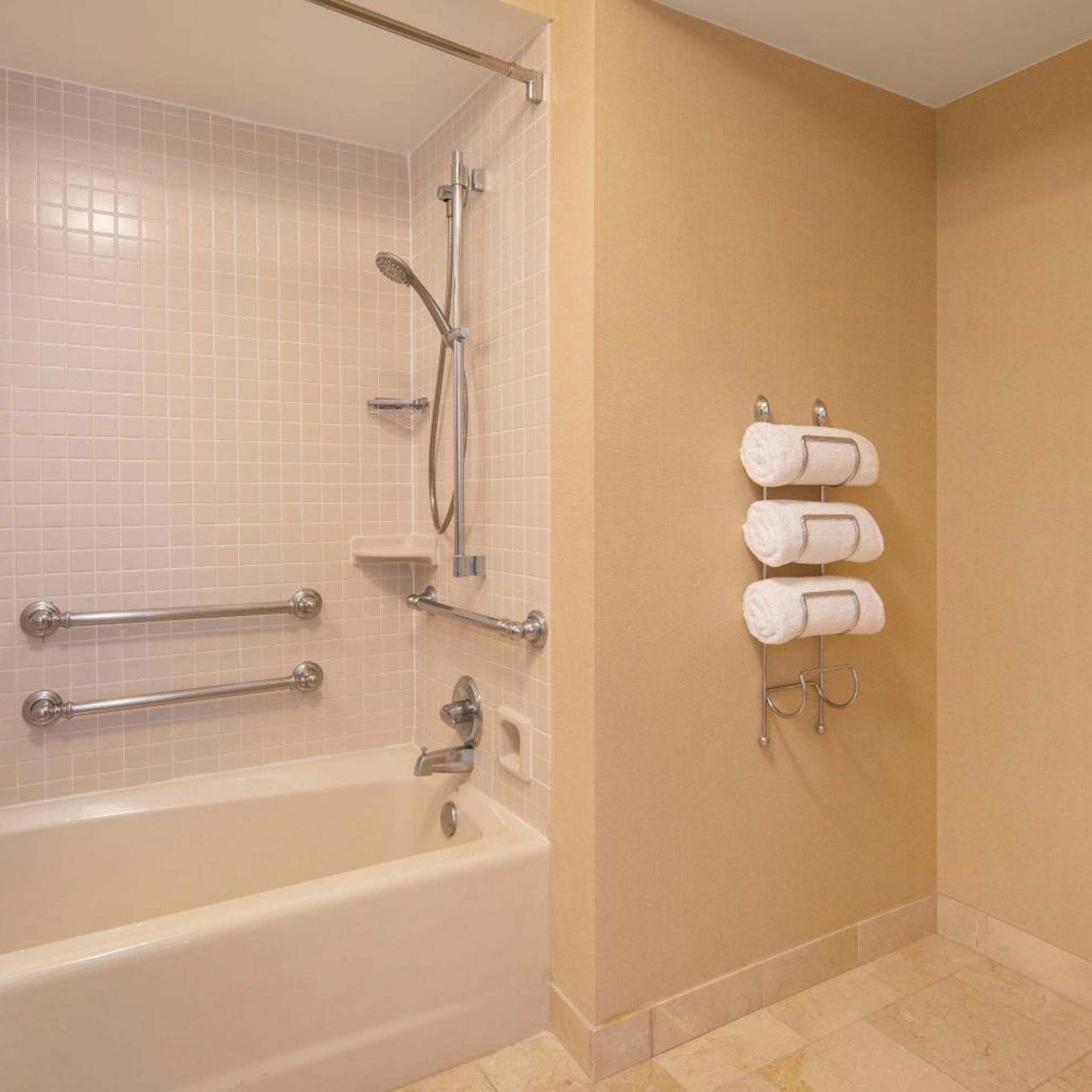 1 Bedroom, Suite, King Bed, Partial Bay View, Sofa، Marriott Newport Beach Bayview 3/5