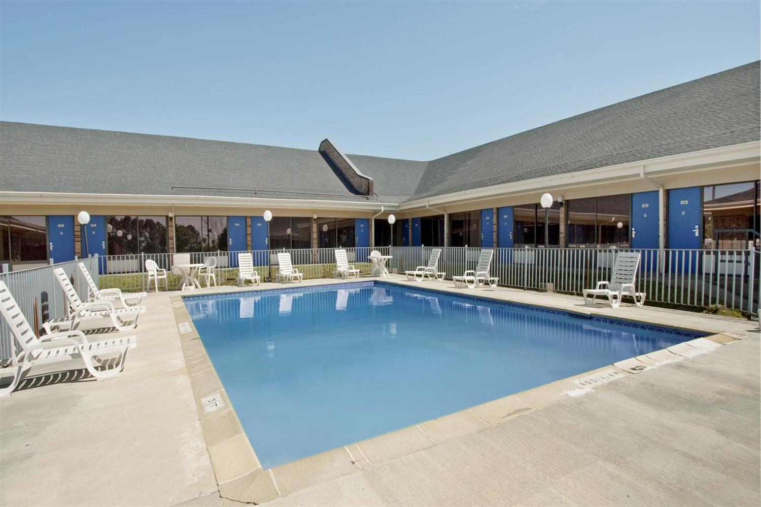 Americas Best Value Inn Forest 24/24