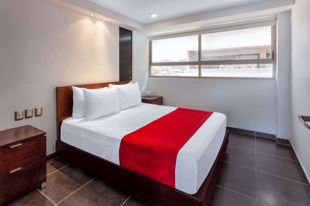 Ramada by Wyndham Acapulco Hotel and Suites 15/61