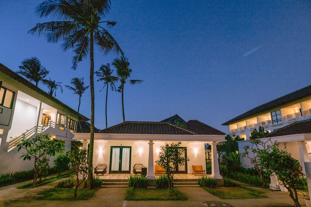 Legong Keraton Beach Hotel 4/70