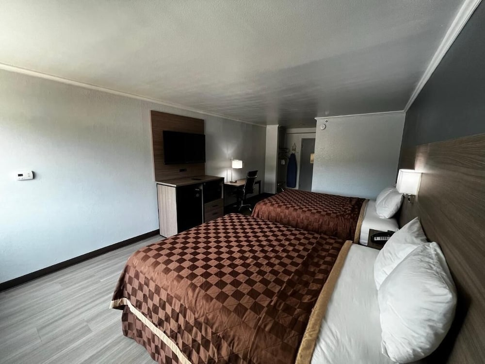 Super 8 by Wyndham Fort Worth Entertainment District 24/49