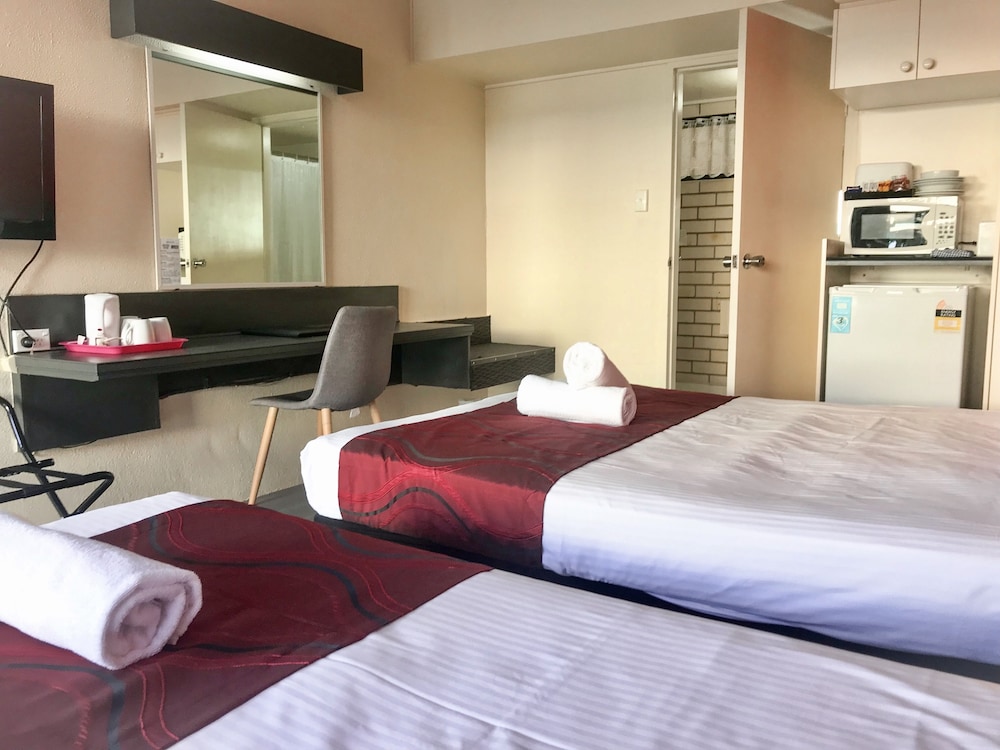 TROPICAL GATEWAY MOTOR INN 16/62