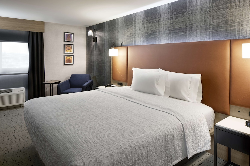 Suite, King Bed, Sofa, Hampton Inn Newark Airport 2/5