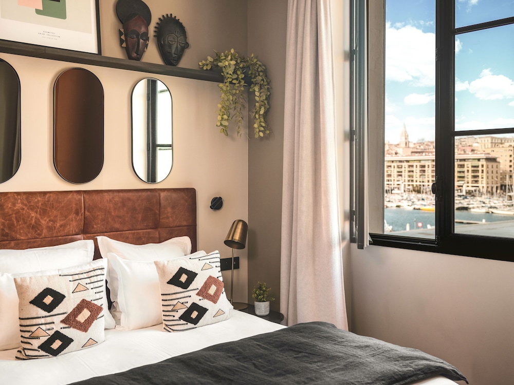 غرفة ديلوكس ثلاثية بسرير كوين بإطلالة على المرفأ مع أريكة، Maisons du Monde Hotel & Suites - Marseille Vieux Port 3/7