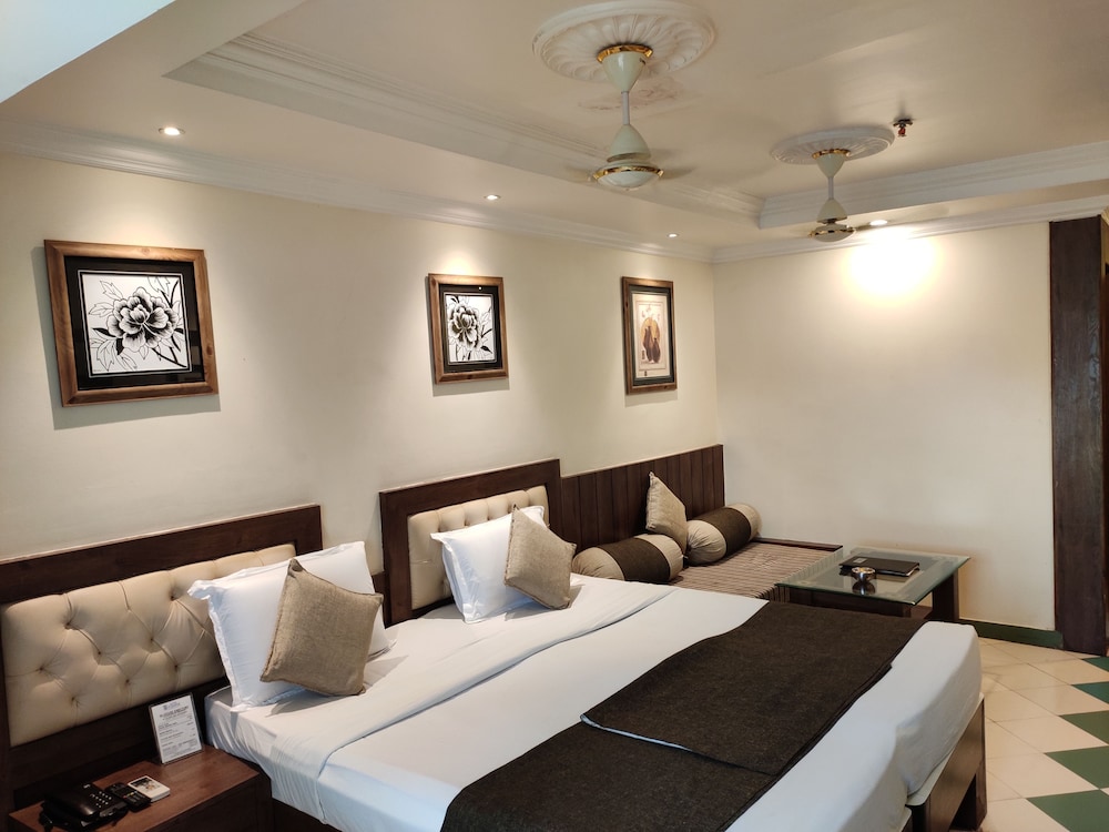 Hotel Pushpak 19/74