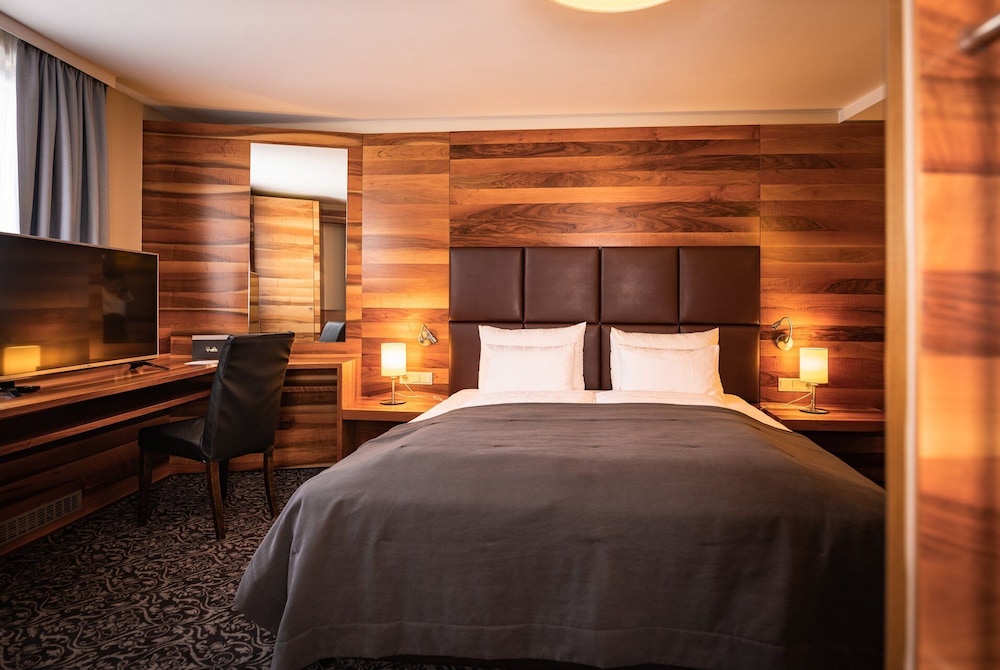 2 BEDROOMS, SUITE