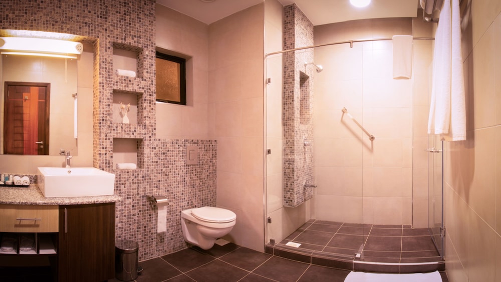 Bidwood Suite Hotel 47/50