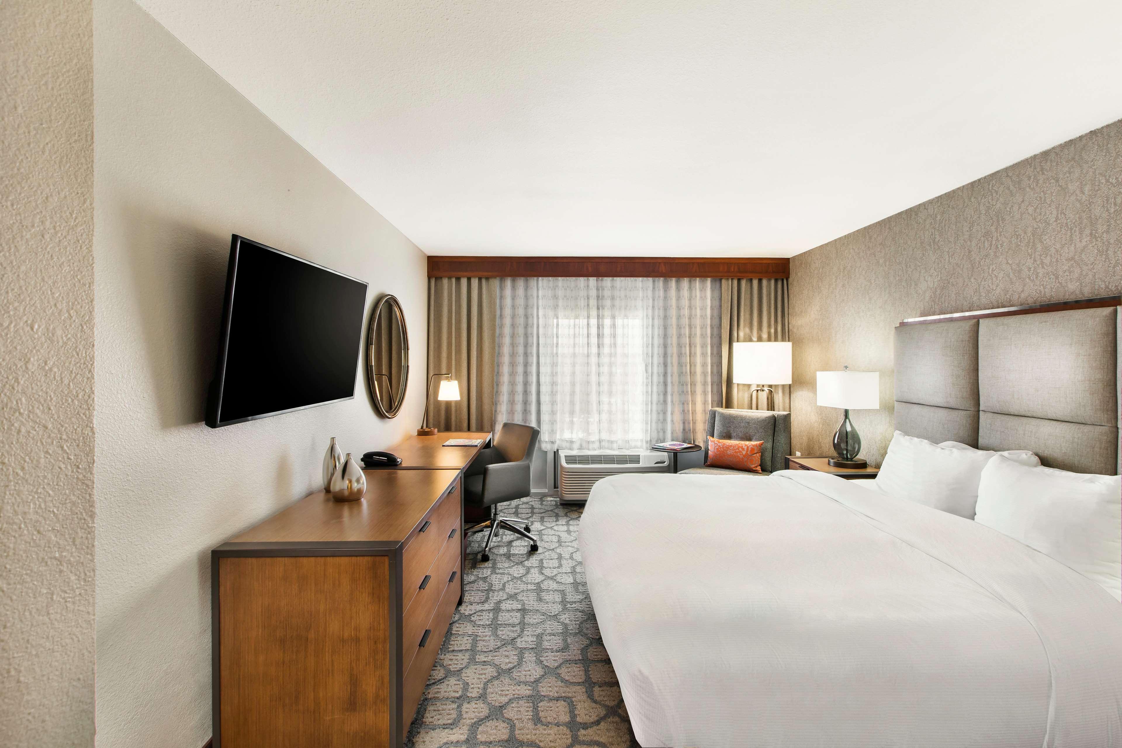 1 BEDROOM, SUITE, KING BED, QUEEN BED, SOFA