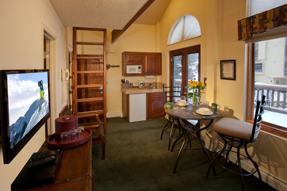 Alpine Village Suites 31/50
