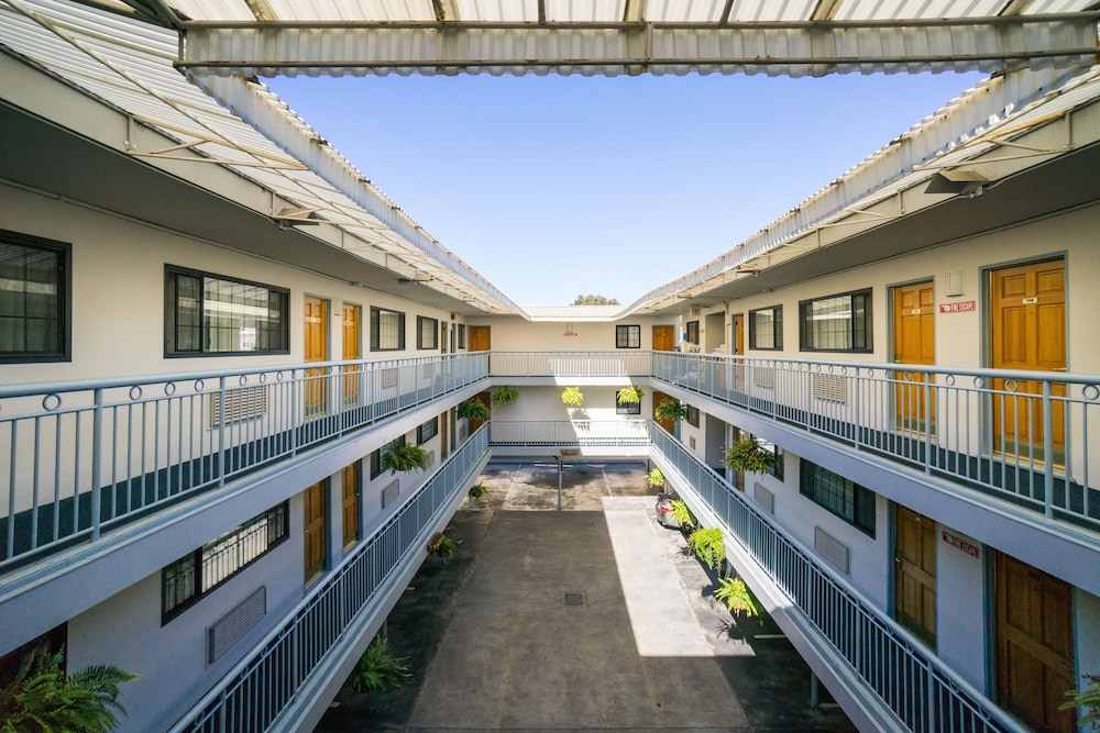 Nob Hill Motor Inn 6/40