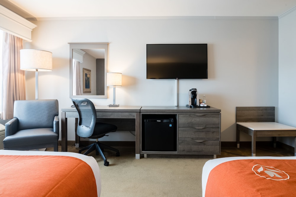 Amsterdam Inn & Suites Moncton 50/63