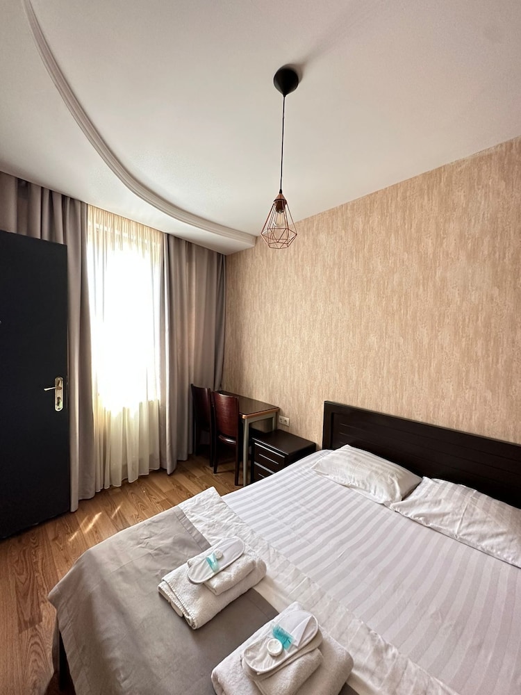 Piano Hotel 7/51