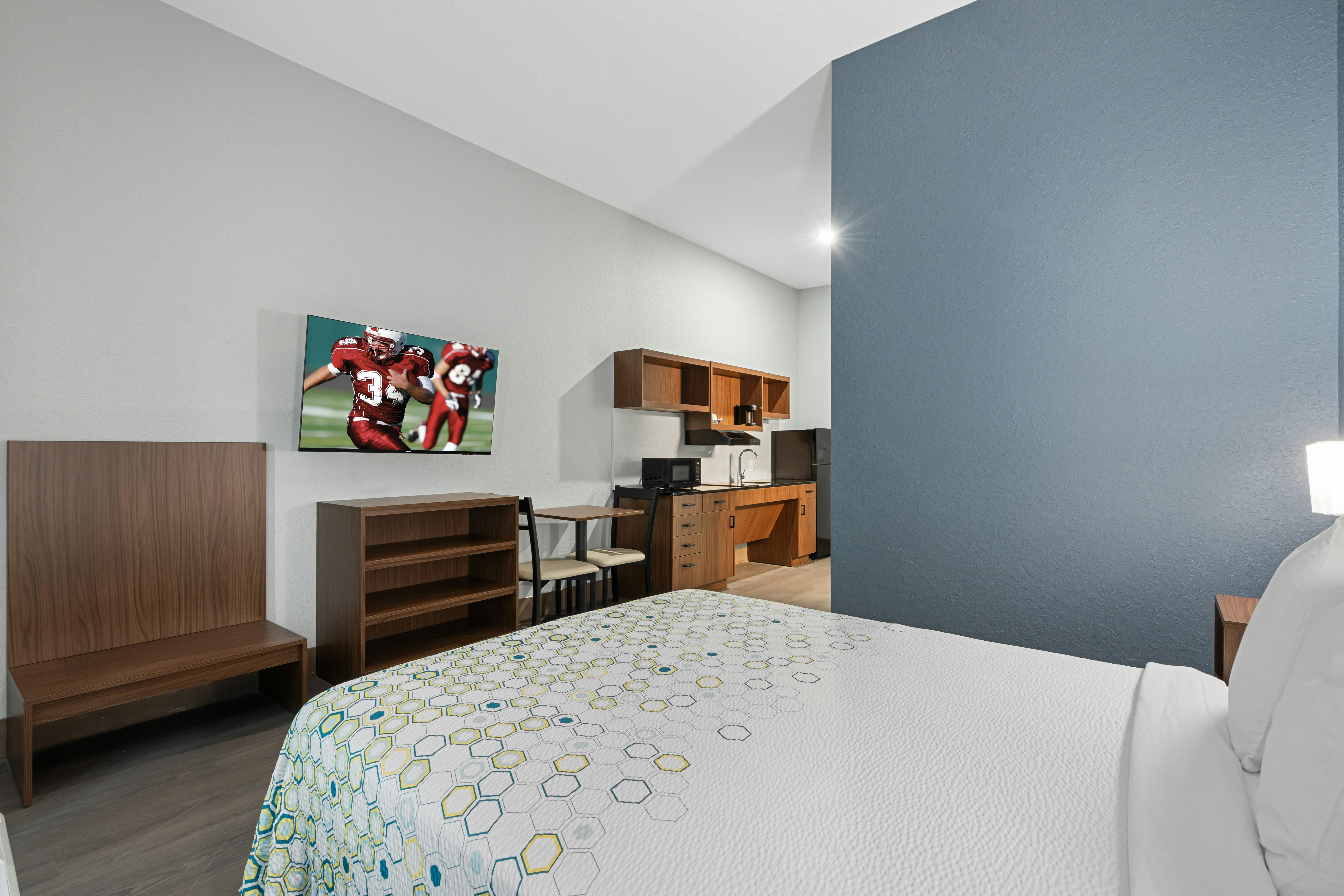 Studio, Queen Bed, Accessible