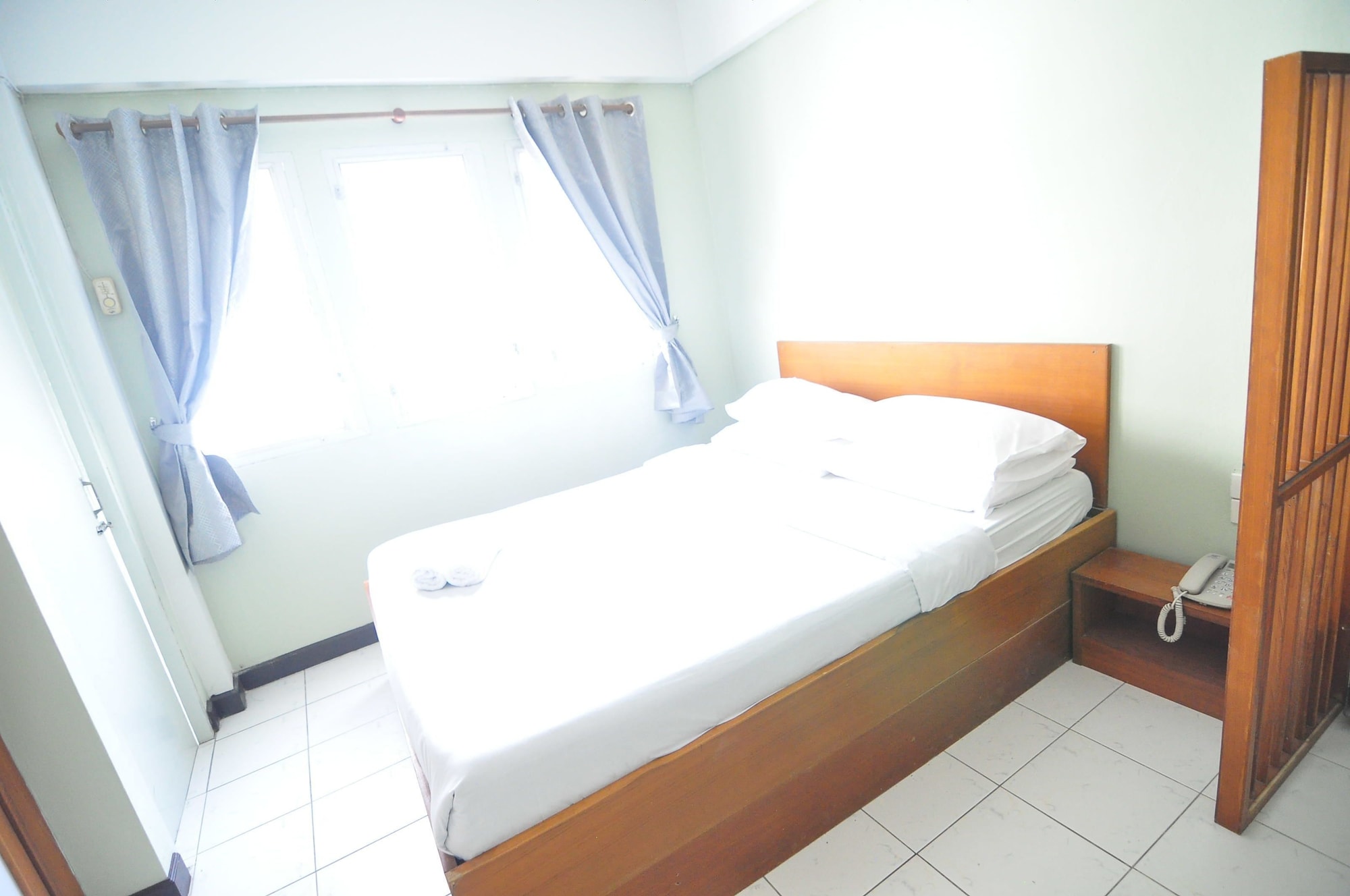 STUDIO, QUEEN BED