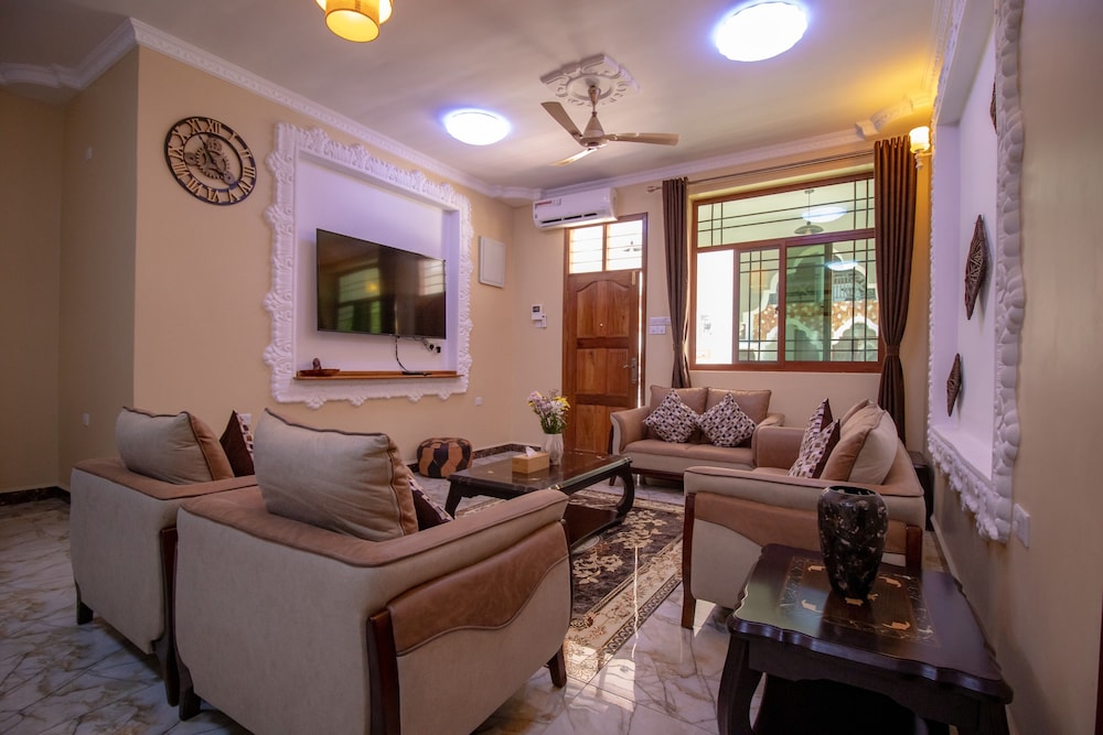 Sunny Palms Beach Bungalows 43/65
