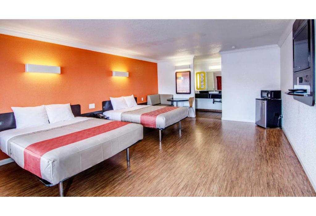 2 Queen Beds ADA/RI Shower/Non-Smoking