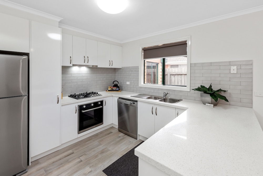 Fawkner Suites Serviced Apartments 8/64