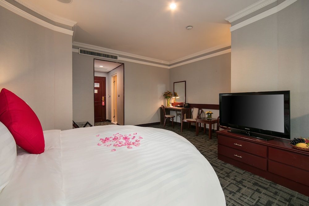 Lake Side Hotel 37/63