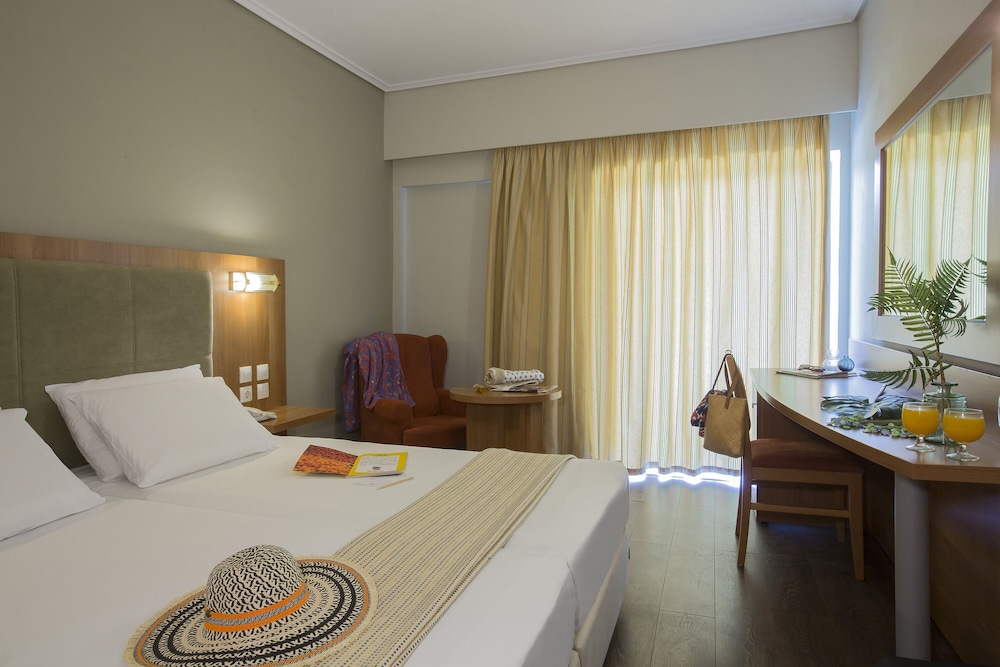 Golden Coast Hotel and Bungalows 19/75