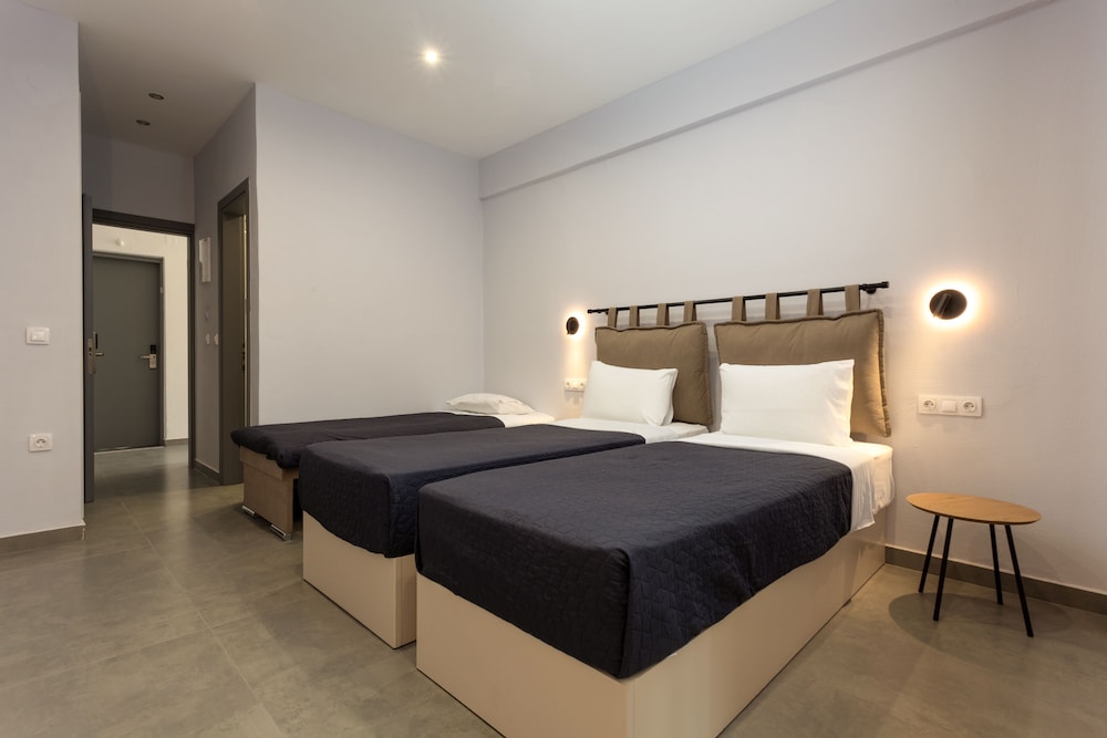 غرفة بسريرين منفصلين مع أريكة، Wilde Rose Hotel 10/10