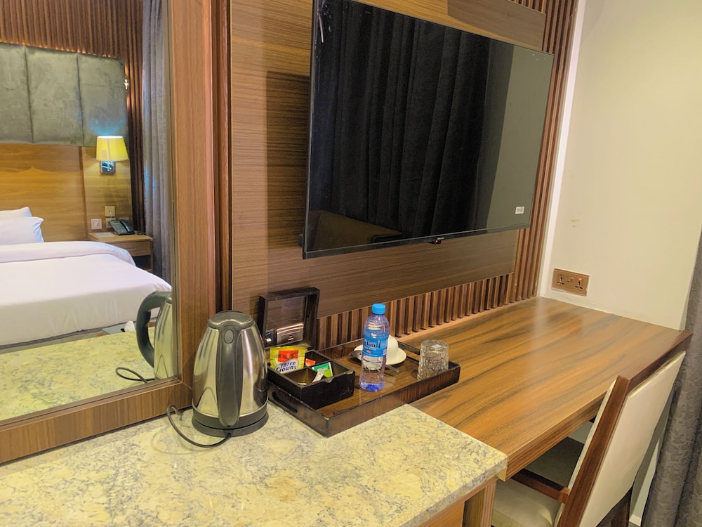 Grand Towers Hotel 50/50