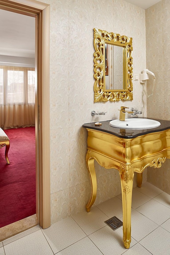 Gold Hotel 62/67