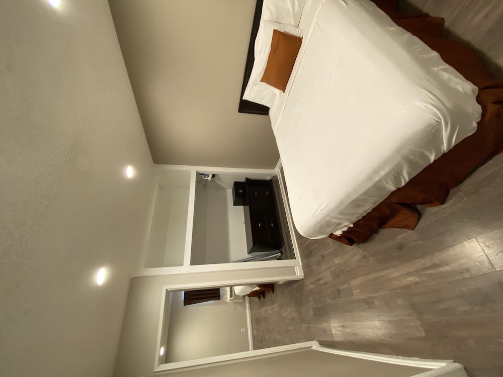 STANDARD, 2 QUEEN BEDS