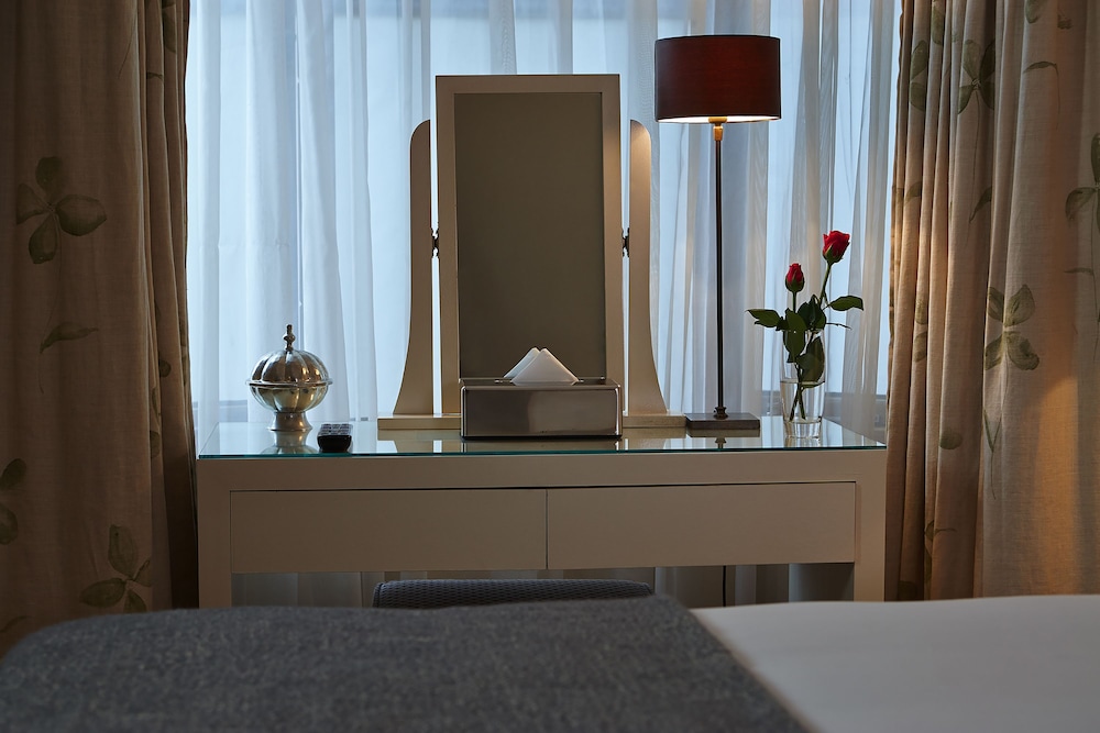 Cheval Knightsbridge 11/50