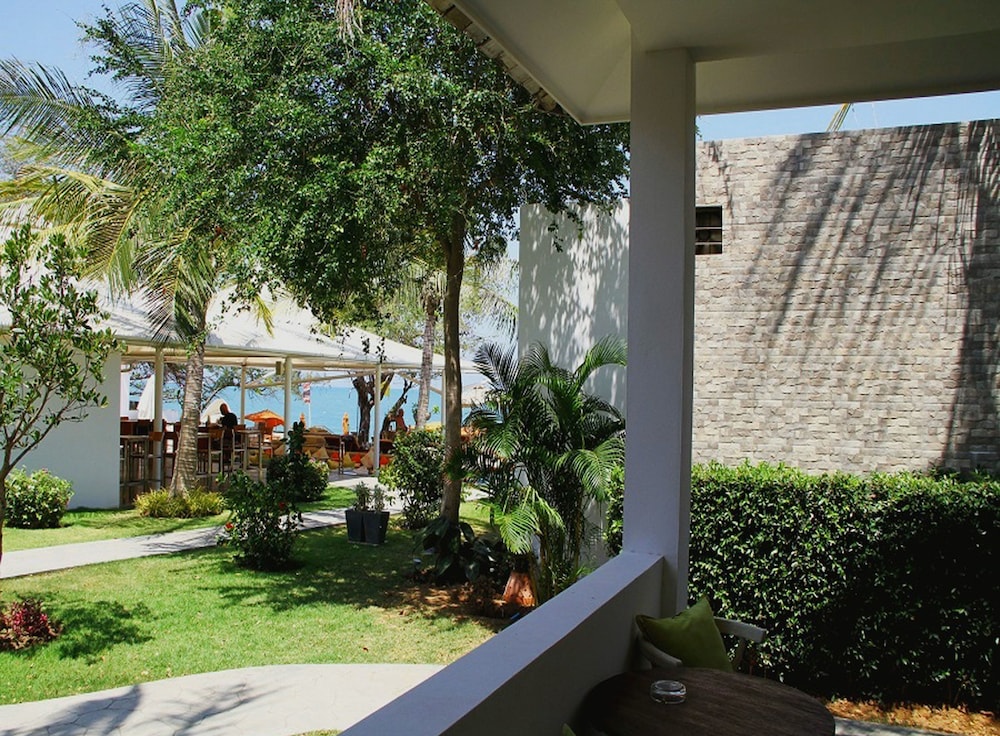 Sanae Beach Club 8/68