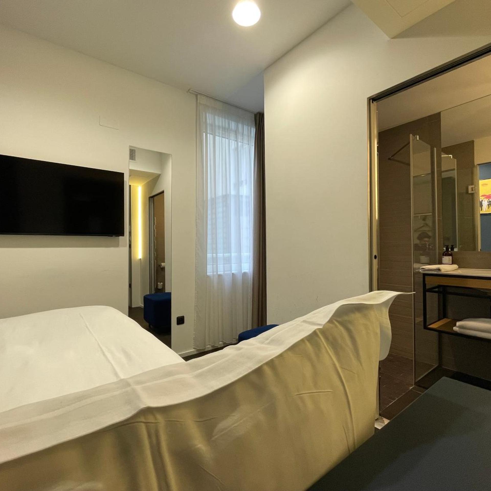 ROOM, SINGLE