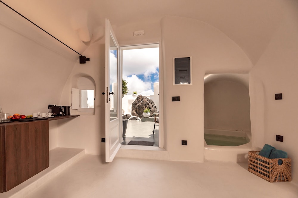 TWENTY ONE SUITES 45/60