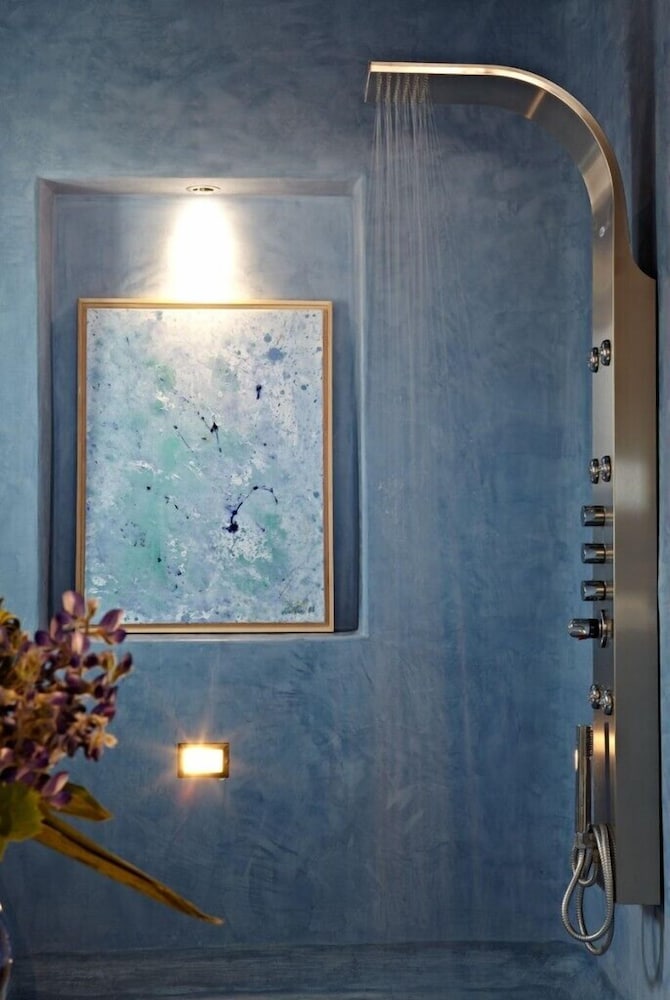 Voreina Gallery Suites 19/50